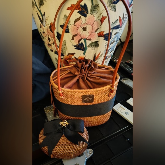 Elegant Bosom Buddy Woven Bag & Clutch with Black Bow and Gold Bee Accent - Picture 4 of 4